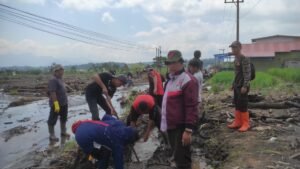 Pramuka Kwartir Ranting se Kwarcab Agam Bantu Bersihkan Lokasi Bencana