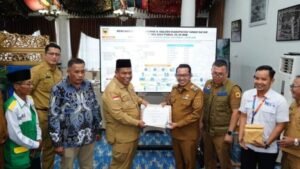 Rombongan Bupati Pd. Pariaman Antarkan Bantuan Bencana Tanah Datar