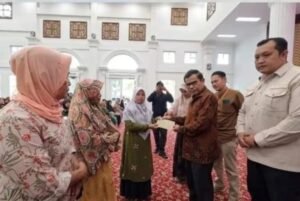 Pemko Bukittinggi Bagikan Bantuan Sosial PKH ke-3, Triwulan II Tahun 2024 