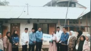 Diwakili Kadis Koperasi, Wako Bukittinggi Serahkan Santunan