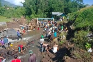 Warga Goro Bersihkan Aliran Muaro Durian, Pemerintah Terkesan Acuh