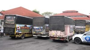 5 Truk Bantuan Sembako Untuk Bencana Tanah Datar dari Gebu Minang