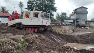 Traktor Hagglunds Dioperasikan Mencari Korban Belum Ditemukan