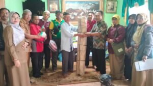 Pusdiklatcab Agam Antarkan Bantuan Plastik Korban Banjir, Pelindung Tebing