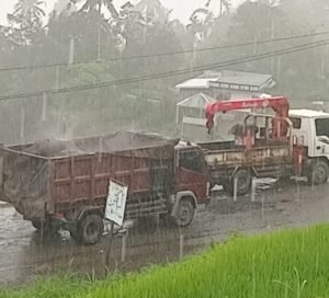 Dinas PU Provinsi Sumbar Aspal Jalan Ketika Hujan Lebat