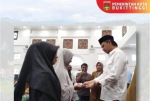 Bukittinggi & Baznas Salurkan Zakat Bukittinggi Peduli Cerdas Makmur Sehat