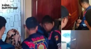 Cekatan, Damkar Bukittinggi Selamatkan Balita Terkunci Dikamar