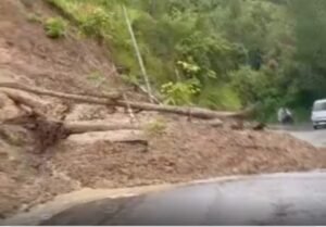 Jalan Panta Ditimbun Longsor, Kendaraan Roda 2 Bisa Lewat