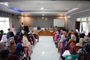 Pemda Tanah Datar SerahkanUpah Bajak Gratis Kepada Masyarakat