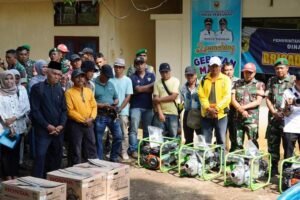 Kepala Daerah Serahkan  Pompa Air Kepada 113 Keltan Tanah Datar