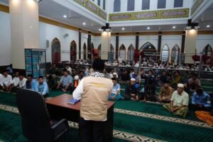 Bersam Bupati, Masyarakat Bukitgombak Sholat Subuh Berjamaah di Masjid Darussalam 