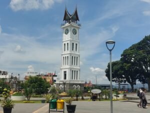 Kenyamanan Pengunjung, Satpol PP Tertibkan PKL di Kawasan Jam Gadang