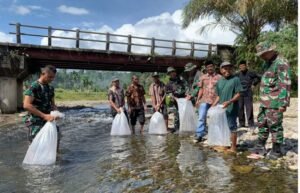 TMMD ke 121/2024, Diskan Pd. Pariaman Taburkan Bibit Ikan Nila di Sungai