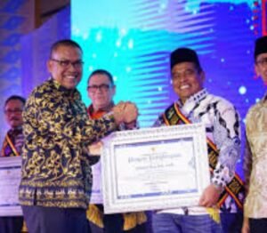 4 Kali Bupati Suhatri Bur dan Ny. Yusrita Suhatri Bur Dinobatkan Jadi ABG