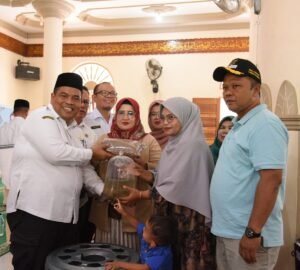 Bupati Padang Pariaman Serahkan Bantuan Program Budikdamber