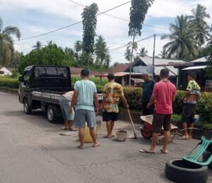 Masyarakat Bantu Tutup Lobang Jalan Kewenangan Pemda Sumbar