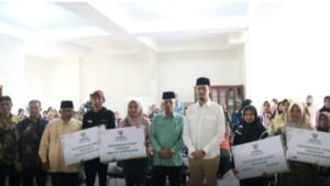 Wako Bukittinggi Menyerahkan Zakat dari Baznas Senilai Rp63 Juta