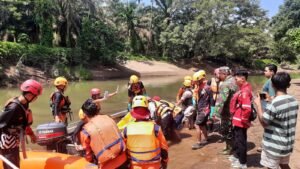 Korban Hanyut Sungai Tambuo Ditemukan, Isak Tangis Sambut Fatin