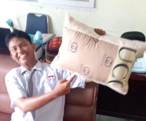 ‘Ha, ha, ha’; MAN 5 Agam, Dapat Hadiah Bantal dari Panitia HUT ke-79 RI