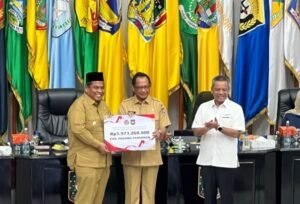 Bupati Pd. Pariaman Suhatri Bur Dapat Penghargaan dari Mendagri Tito