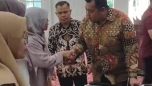 Perhatian Wako Bukittinggi, Serahkan Bantuan Kursi Roda dan Sembako