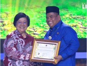 Bupati Padang Pariaman, Suhatri Bur Terima Trophy Utama Proklim Lestari