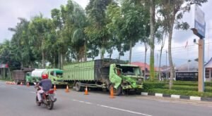Terganggu?, Parkir Kendaraan di Jalan Raya  Depan Satlantas Polres Agam