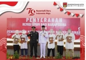 HUT RI ke 79, Wako Serahkan Remisi WB Lapas Klas II A Bukittinggi