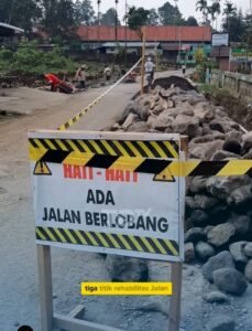 Jalan Nagari Sumanik Kecamatan Salimpaung Sedang Dikerjakan