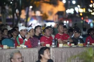 Merakyat, Bupati Tanah Dtar Eka Putra Nonton Bareng Bersama Masyarakat