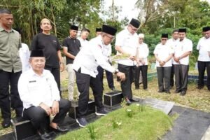 Bupati dan Rombongan Ziarah ke Makam Almarhum  H. Irdinansyah Tarmizi 
