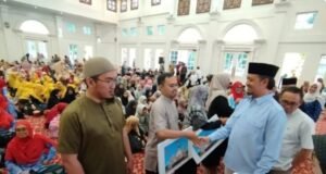 Wako Bukittinggi Erman Safar, Serahkan Secara Sibolis Insntif Guru Non PNS