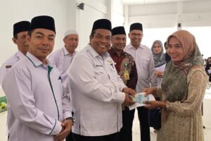 Bupati Padang Pariaman Menyerahkan Bantuan Modal Usaha dan Pendidikan