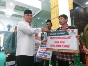 Secara Simbolis, Pjs Bupati Agam Serahkan ZIS Senilai Rp295 juta lebih