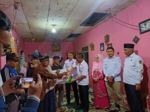 Pjs. Bupati Agam Endrizal Serahkan Santunan Keluarga Heri Sudariyanto