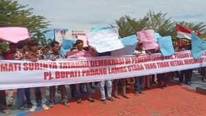 Di duga PJ Bupati Tidak Netral, Massa Gruduk Kantor Bupati Paluta