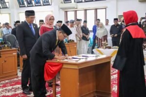 Anton Yondra Dari Partai Golkar Dilantik Jadi Ketua DPRD Tanah Datar