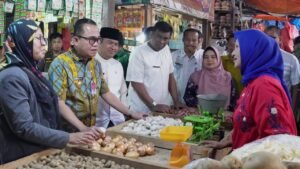 Kendalikan Harga Komoditi, Pjs Wako dan TPID Bukittinggi ke Pasar Bawah