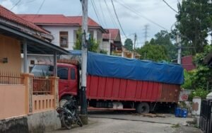 Jeritan Warga, Armada Besar Masuk Jalan Sempit di Perumnas Talago