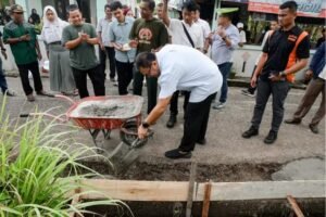 Respon Cepat ADIL, Bahu Jalan Amri Tambunan Rusak Langsung Dicor