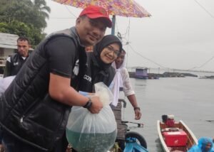 Guspardi Gaus-Yogi Yolanda Taburkan Sejuta Bibit Nila di Danau Maninjau