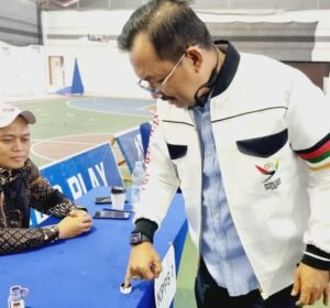 Hujan Mengguyur, Ilyas Sitorus Tetap  Datangi TPS 3 Inalum Tg Gading
