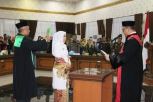 Aderia, Perempuan Pertama Dilantik Duduki Jabata Wapim DPRD Agam