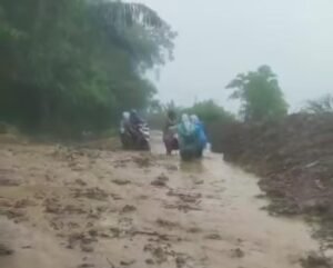 Sungai Taleh Palembayan Ditimpa Bencana, Warga Goro Bersihkan Material