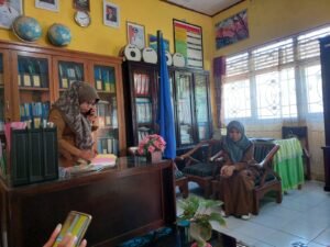 Diduga Kongkalingkong, Dana BOS SD Negeri 23 Parit Rantang Tertutup