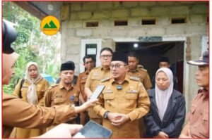 Bupati Eka Putra Takziah ke Rumah Almarhumah Cinta Novita Sari