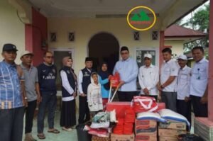 Wabup Tanah Datar Ahmad Fadly Serahkan Bantuan Korban Kebakaran