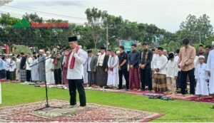Ketua DPRD Agam Ilham Imam Shalat Idul Fitri di Lapangan Kantor Bupati