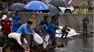 Tingkatkan Ekonomi, TNI Angkatan Laut Tebar 10.000 Benih Ikan Nila dan Tawas