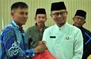 Simbolis, Wawako Bukittinggi Serahkan Guru PAI Berbagi Antar Sesama